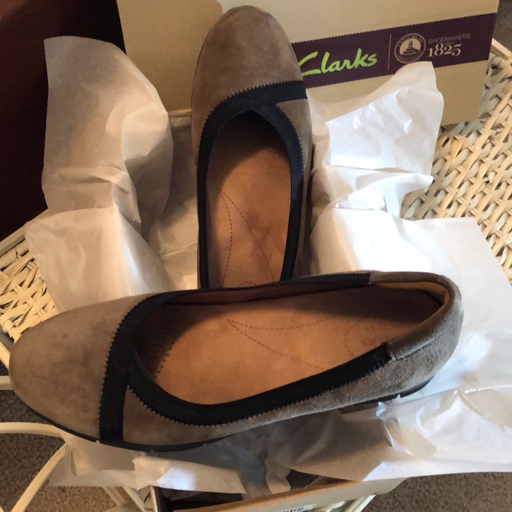 Clark's like new suede ballet flats size 6 1/2.